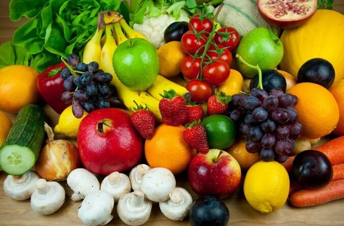 Frisches Obst mit Gemüse und Beeren